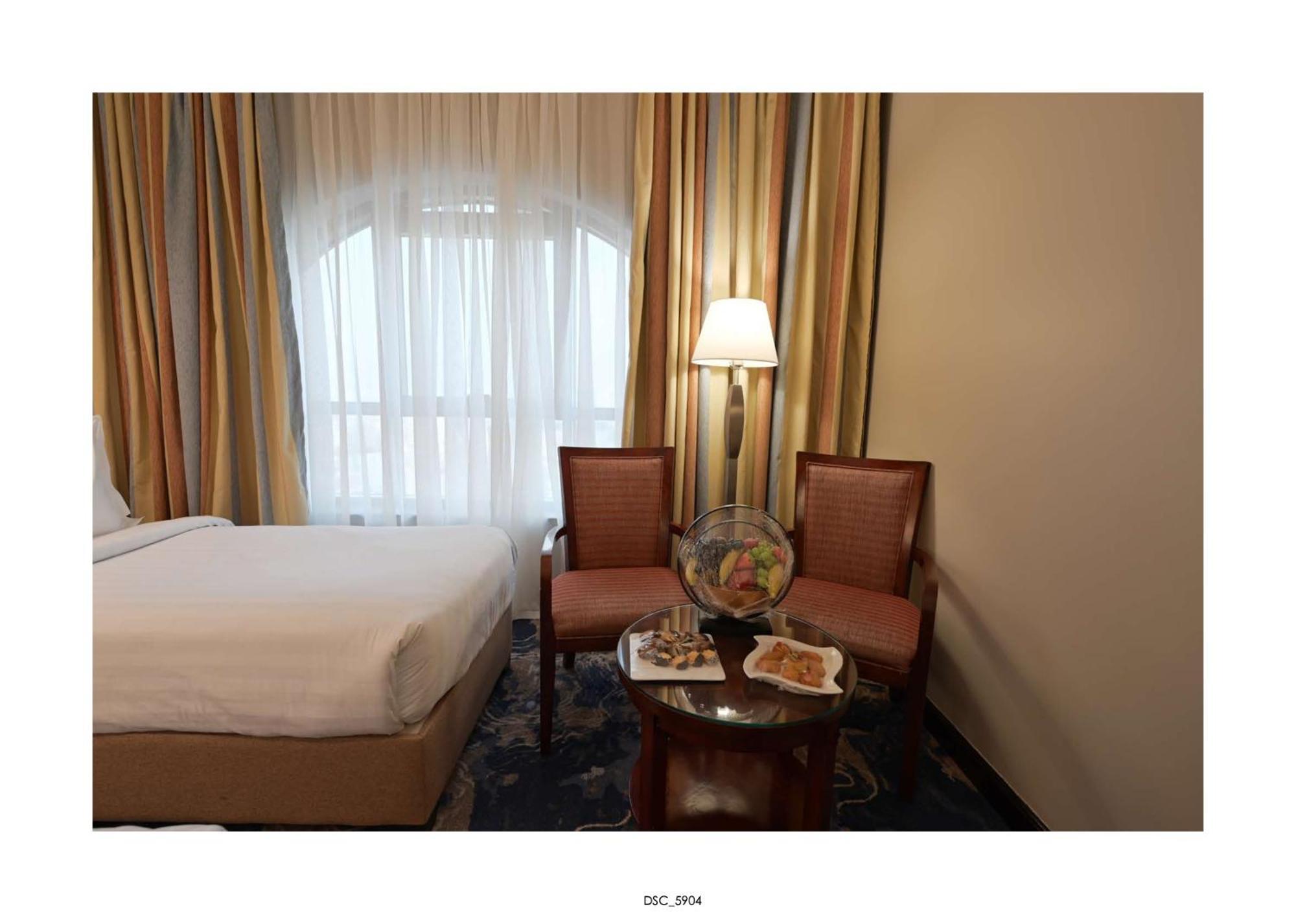 Emaar Royal Hotel Medina Kültér fotó A room at the hotel