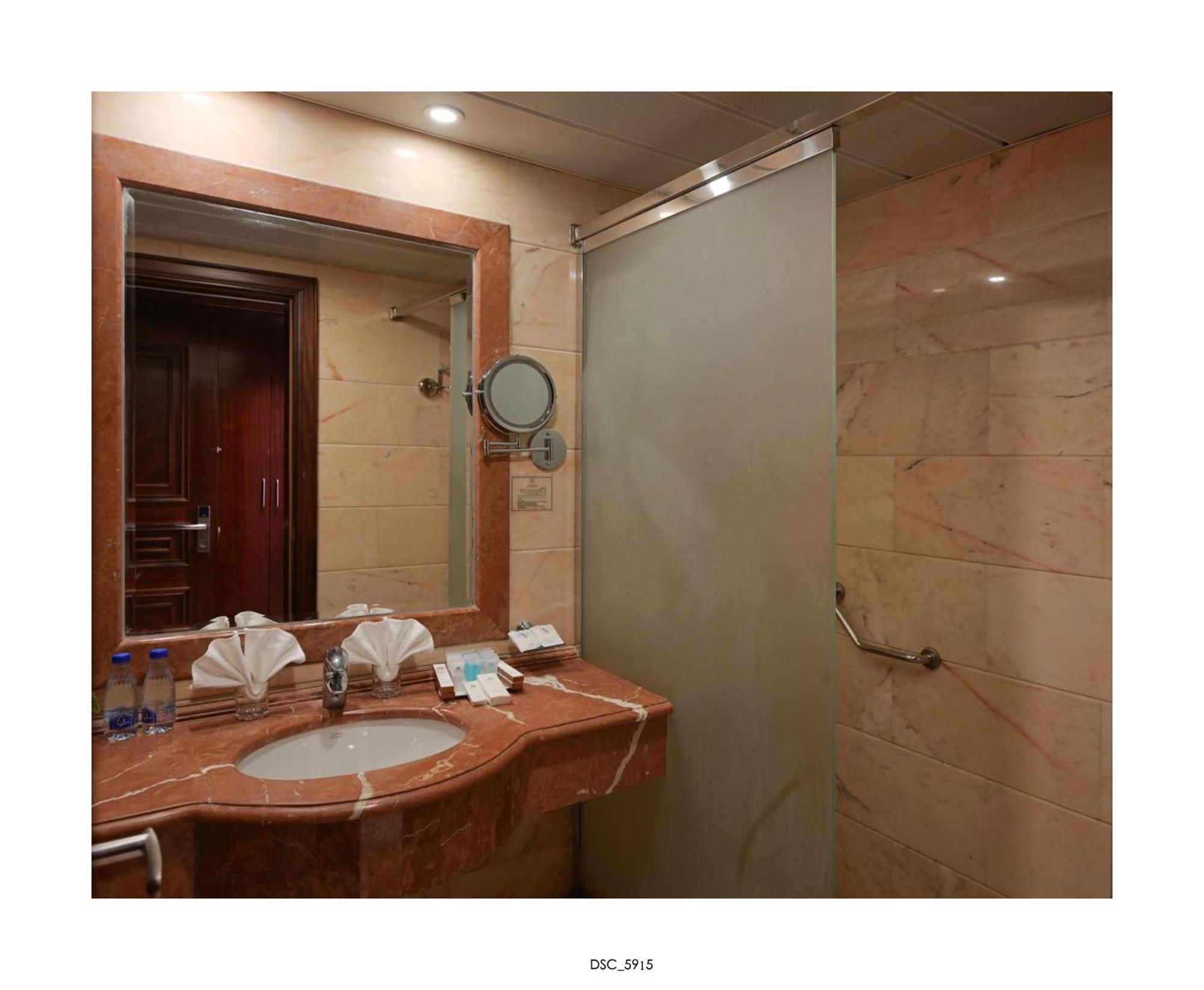 Emaar Royal Hotel Medina Kültér fotó Bathroom
