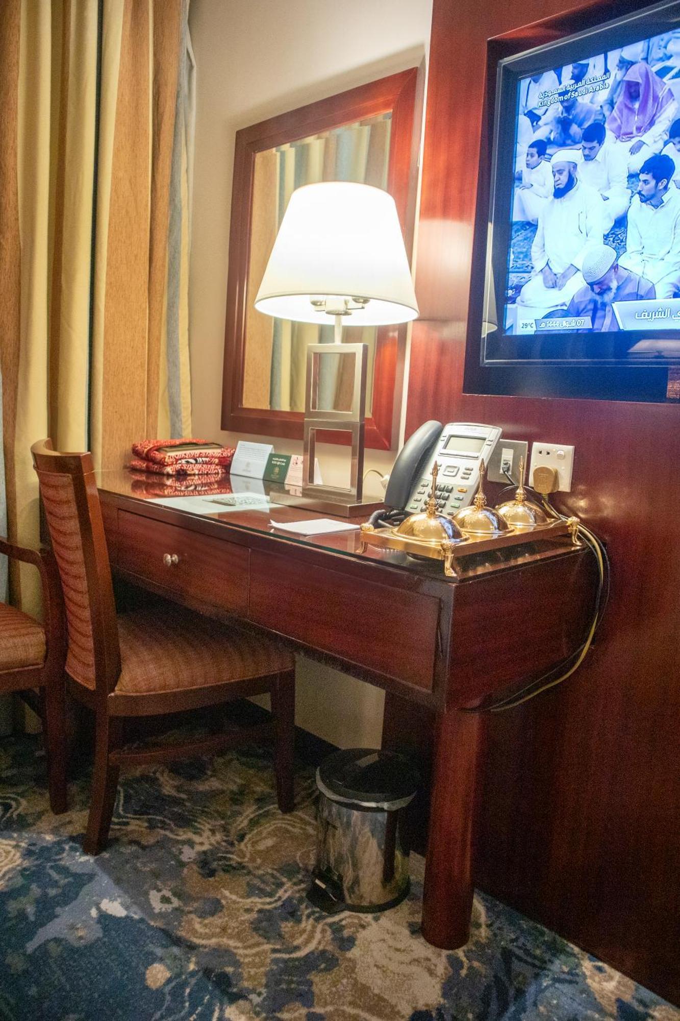 Emaar Royal Hotel Medina Kültér fotó A hotel room desk