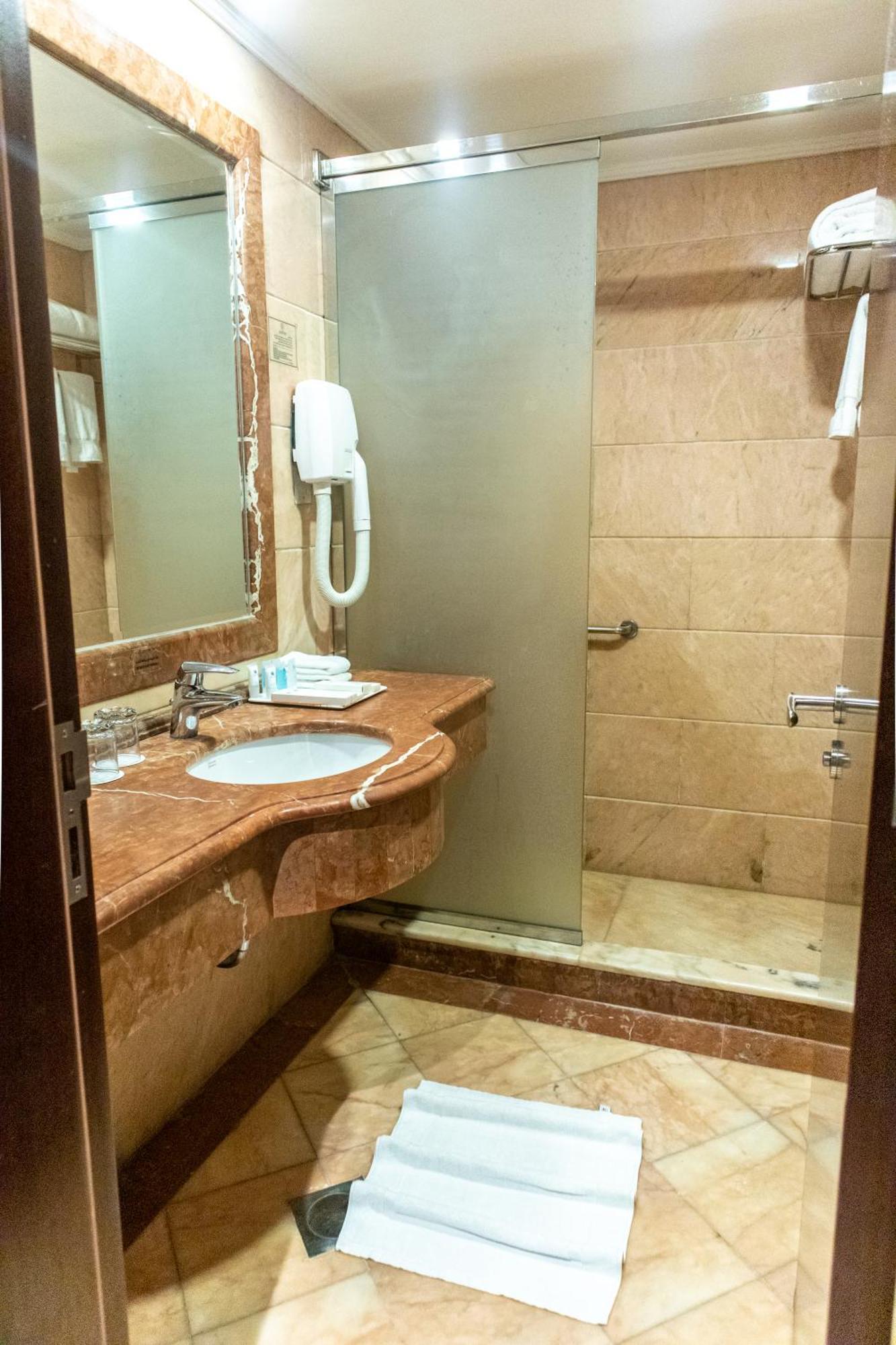 Emaar Royal Hotel Medina Kültér fotó Bathroom in a hotel