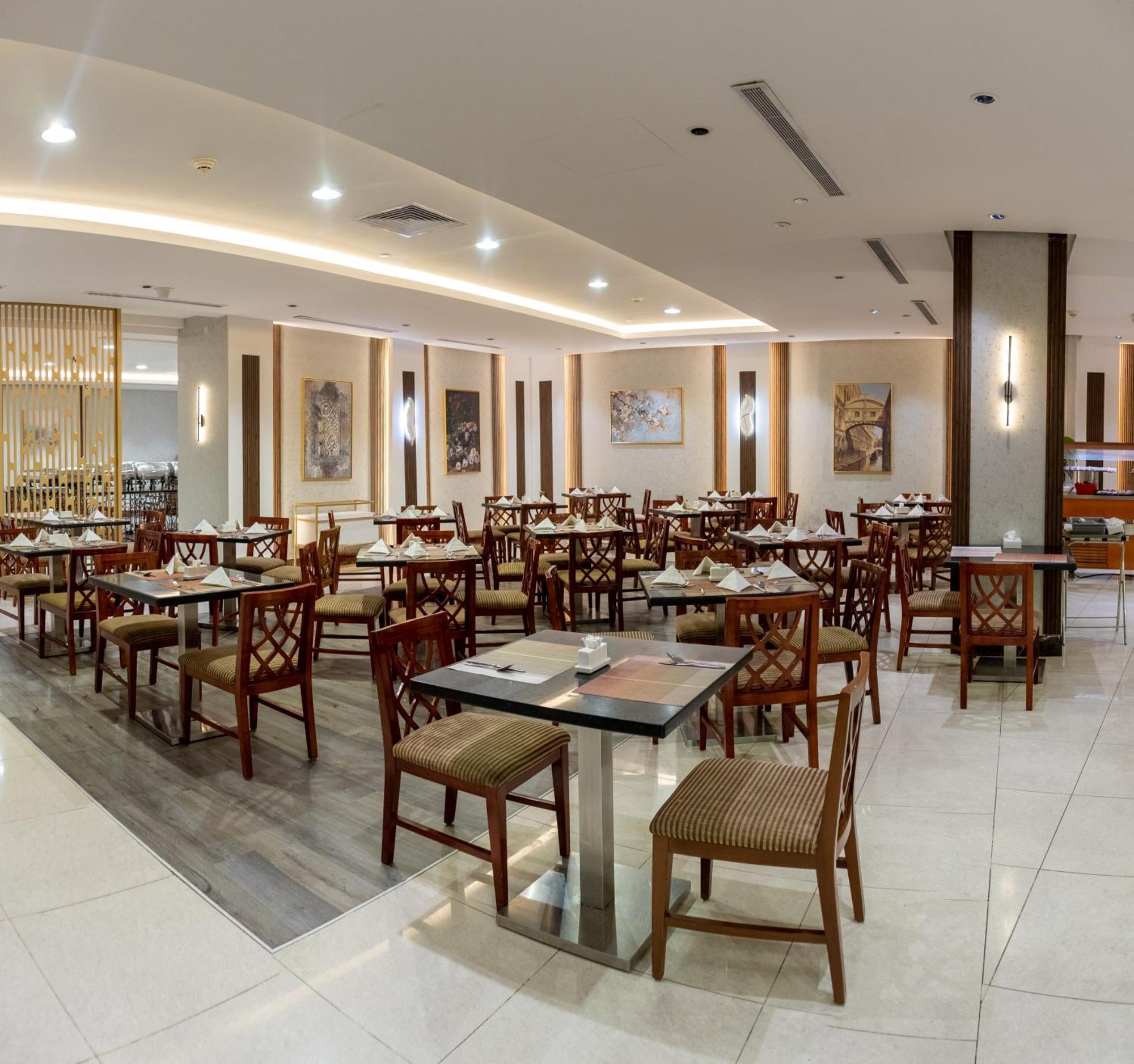Emaar Royal Hotel Medina Kültér fotó The restaurant