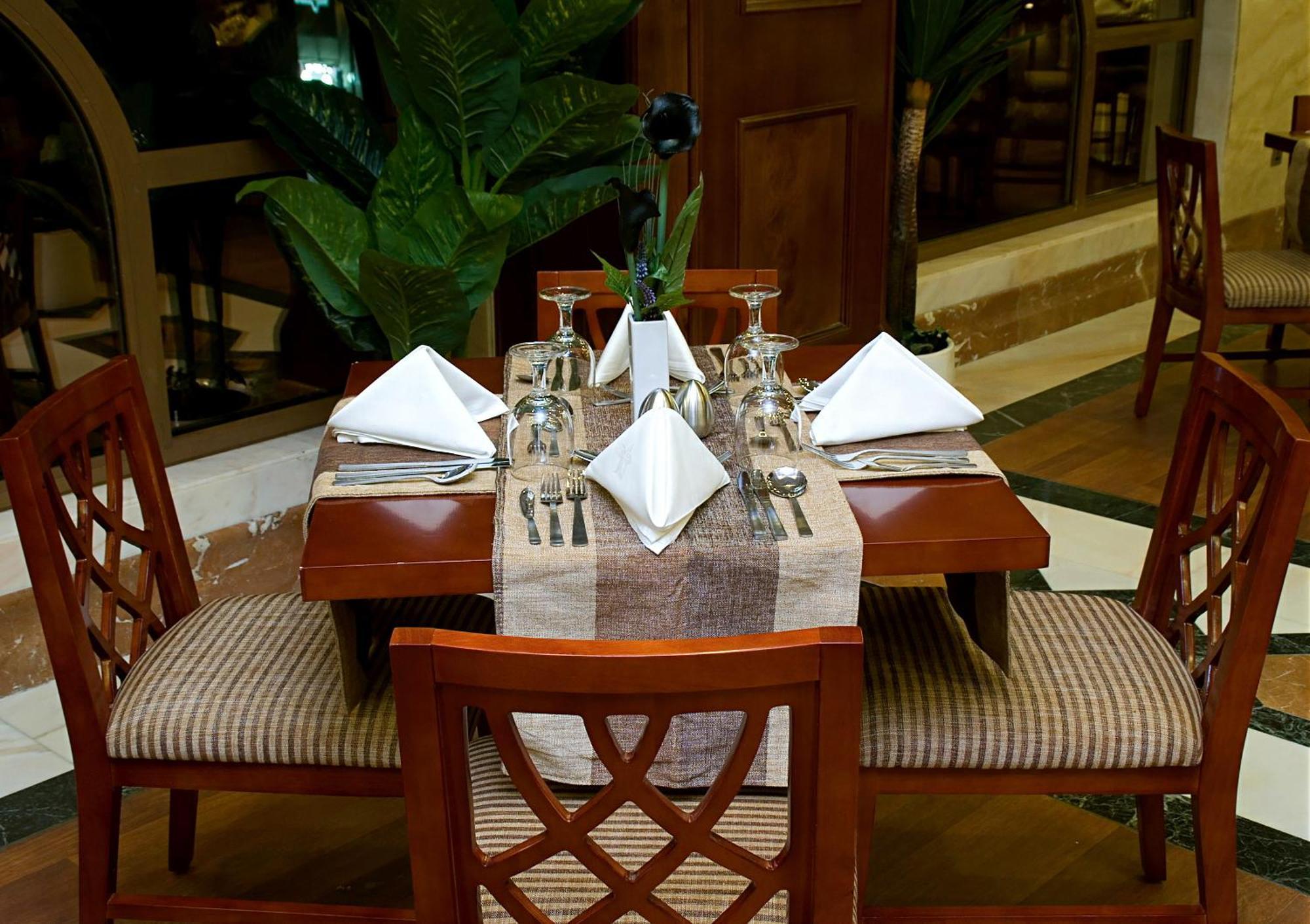 Emaar Royal Hotel Medina Kültér fotó A table set for fine dining