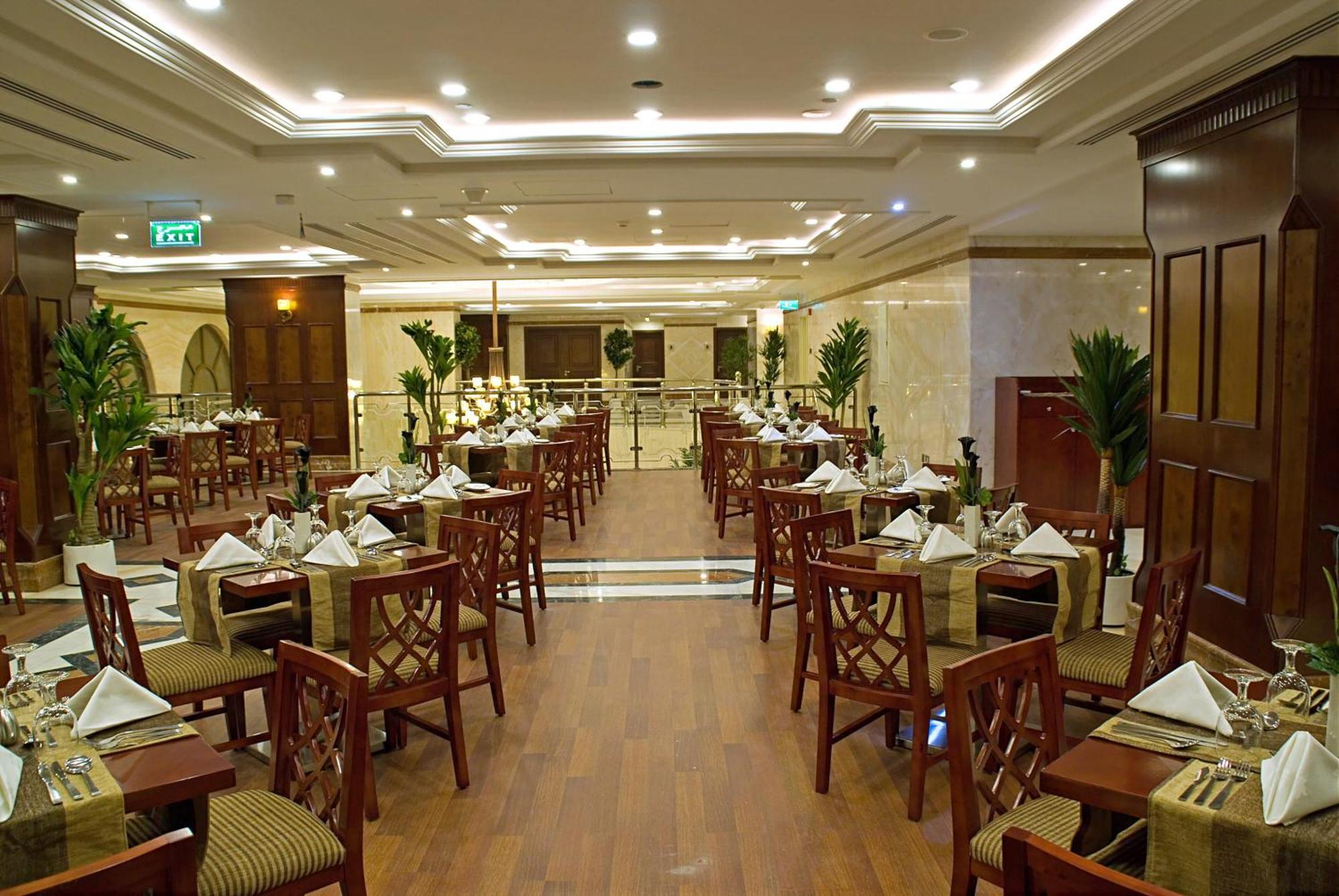 Emaar Royal Hotel Medina Kültér fotó The restaurant