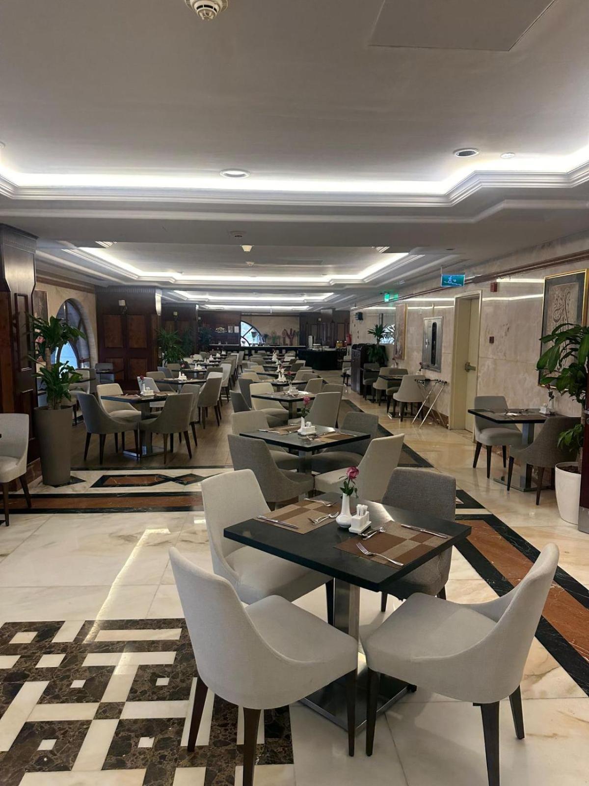 Emaar Royal Hotel Medina Kültér fotó The lounge at the airport