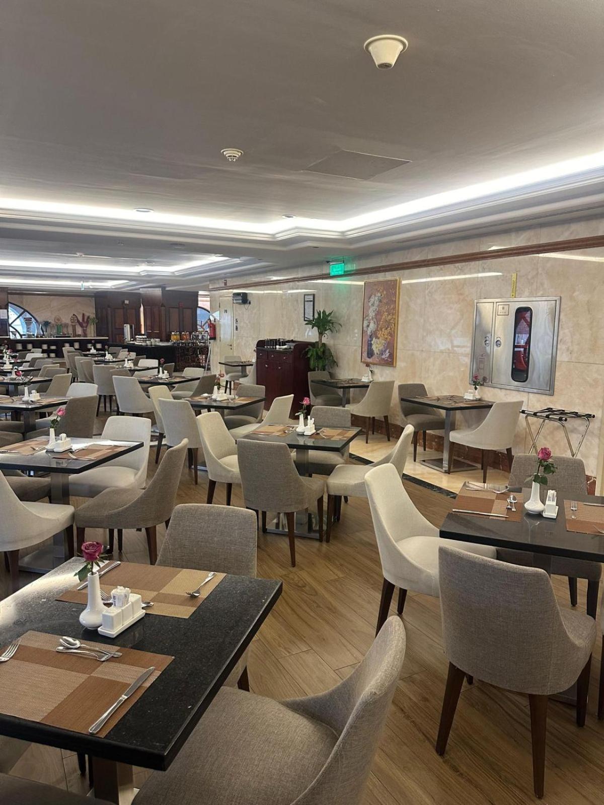 Emaar Royal Hotel Medina Kültér fotó The lounge at the airport