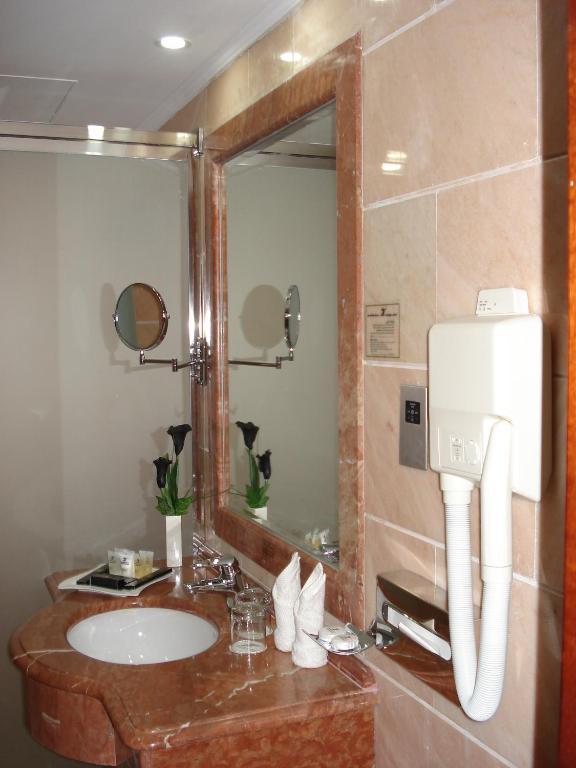 Emaar Royal Hotel Medina Kültér fotó A humidifier in a hotel bathroom